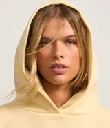 Buzo negro de algodón con forro de polar, cuello con capucha y mangas largas.
