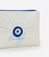 Neceser tipo sobre color blanco con cierre de cremallera azul, borla azul y estampa de ojo turco con lettering "lucky".