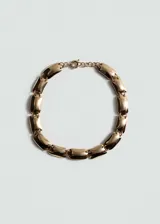 Collar dorado con eslabones rectangulares.