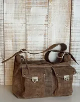 Bolso bandolera marrón de cuero con textura croco, dos bolsillos frontales con cierre de hebilla metálica, correa de hombro ajustable y cierre superior con cremallera.