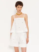 Short blanco con pequeños apliques brillantes.