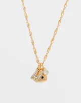 Cadena corta dorada con dije de corazón y dije de inicial con strass.