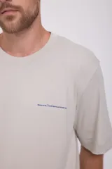 Camiseta gris claro de manga corta con cuello redondo y estampado en la espalda con un paisaje de montañas y el texto "Sierra Nevada Mountains".