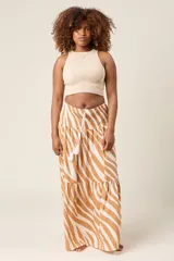 Falda larga con estampado de cebra en tonos marrón y blanco, cintura elastizada tipo smock con cordón ajustable y terminación en borlas.