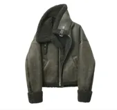 Campera color verde musgo con interior de piel sintética negra, cierre frontal con cremallera y cuello alto con hebilla.