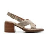 Sandalia dorada de cuero sintético con tiras cruzadas, hebilla lateral y taco bloque de madera.