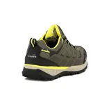 Championes de trekking Diadora, color verde militar con detalles en negro y amarillo flúor. Presentan una construcción robusta con puntera reforzada y suela dentada para tracción.