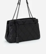 Bolso de hombro mediano color blanco con diseño acolchado en forma de rombos. Tiene asa de cadena plateada, cierre de cremallera y bolsillo frontal con botón a presión.