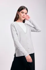 Cardigan gris claro de punto con escote en V y cierre frontal con botones.