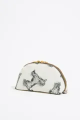 Neceser de diseño con estampado de animales en tonos grises, con cierre dorado.