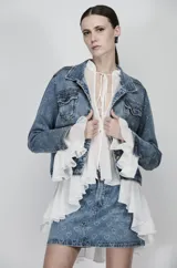Chaqueta de jean azul con strass y corazones bordados.