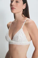 Soutien triangulito de encaje blanco con breteles finos regulables.