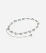 Cinturón plateado de cadena con eslabones circulares y dijes de corazones con diseño intrincado.