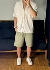 Bermuda de lino color verde oliva, de corte holgado y tiro medio.