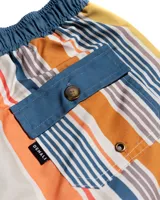 Short de baño con rayas verticales en tonos naranja, amarillo, gris y azul. Cintura elastizada con cordón ajustable.