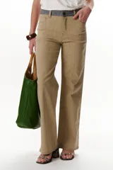 Pantalón jean de corte recto color beige con cinturón gris.