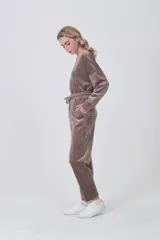 Pantalón tipo babucha de tejido suave, color marrón topo (taupe/mink/vison), con cintura elástica y cordón ajustable.