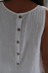 Musculosa blanca de lino italiano, de corte suelto y fluido, con detalle de botones en la espalda.