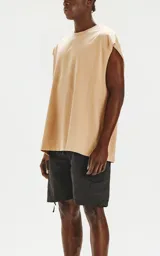 Remerón beige de corte extra oversize con hombros caídos, cuello redondo y doble costura. Confeccionado en algodón premium americano muy suave al tacto.