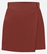 Short pollera corta color rojo, confeccionada en viscosa certificada. Posee un canesú asimétrico en la cintura que crea un efecto traspasado en la parte delantera. Incluye un bolsillo discreto y tiene un acabado limpio en los bordes.