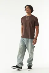 Pantalón jean celeste de corte amplio, estilo carpenter, con bolsillos laterales y logo bordado.