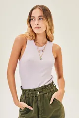 Top sin mangas color lila claro, de tejido acanalado y corte ajustado al cuerpo.