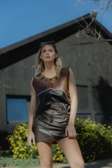 Minifalda marrón de cuero ovino italiano con estilo "roto".