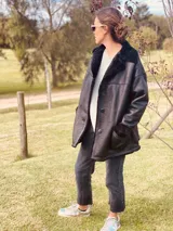 Gamulan de cuero negro con cuello, puños y ruedo de piel sintética negra.