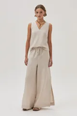 Musculosa blanca de lino con escote en V y corte recto.