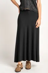 Falda midi negra de punto acanalado, corte recto y cintura elástica.