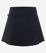 Short pollera corto de bengalina color negro, con pliegues frontales y detalle de hebilla lateral.