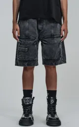 Bermuda de denim negro con efecto lavado, calce oversize, estilo cargo y múltiples bolsillos.