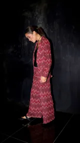 Pantalón palazzo de punto fino con estampado zig-zag en tonos borgoña y blanco.