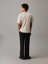 Remera color beige de algodón con logo de Calvin Klein bordado en el pecho.