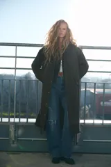 Trench color verde oscuro con cuello solapa combinado en pana marrón y manga larga. Detalle de acabados con trabillas y pinza en espalda. Bolsillos delanteros con solapa y botón a presión. Tejido encerado efecto lavado. Cierre frontal con botones a presión.