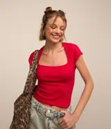 Blusa roja de ribana con escote cuadrado y mangas cortas.