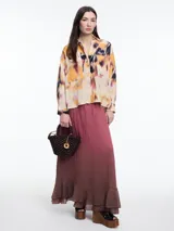 Falda larga color beige con degradé a verde oliva, cintura elástica y volado en el ruedo.