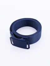 Cinto de tela color verde militar con hebilla plástica de ajuste rápido.