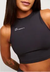 Top deportivo blanco de corte cropped, con cuello alto y logo estampado en el frente.
