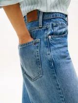 Jean de tiro alto y pierna ancha, confeccionado en denim de lyocell con efecto desteñido integral. Presenta cierre de cremallera oculto con botón y estilo de cinco bolsillos.