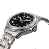 Reloj Casio plateado con esfera negra, números arábigos y brazalete de acero inoxidable.