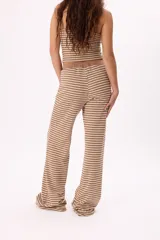 Pantalón capri de tejido suave rayado, tiro medio y pierna ancha.