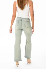 Pantalón de jean celeste con corte recto y detalles de strass.