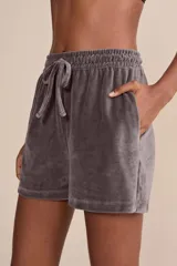 Short gris de tejido frosty con textura plush, cintura media con ajuste mediante amarre y bolsillos laterales funcionales.