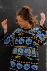 Buzo tejido de jacquard negro con diseños de langostas, flores y formas geométricas en azul y amarillo. Corte oversized con tajos laterales.