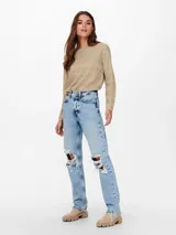 Sweater color beige de tejido acanalado, con cuello redondo y manga larga.