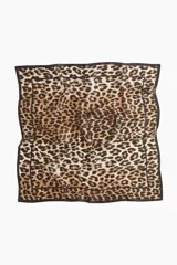 Pañuelo cuadrado con estampado de leopardo en tonos marrones y beige, con borde liso color marrón oscuro.