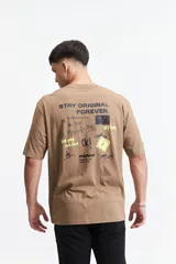 Remera color café de corte oversize con cuello redondo y mangas cortas. Estampado en la espalda con la frase "Stay Original Forever" y varios diseños gráficos.