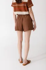 Short color crema de algodón y lino, con cintura elástica y bordado de un limón en el lateral.