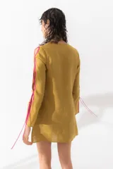 Vestido corto azul con escote en V y lazos marrones en mangas y escote.